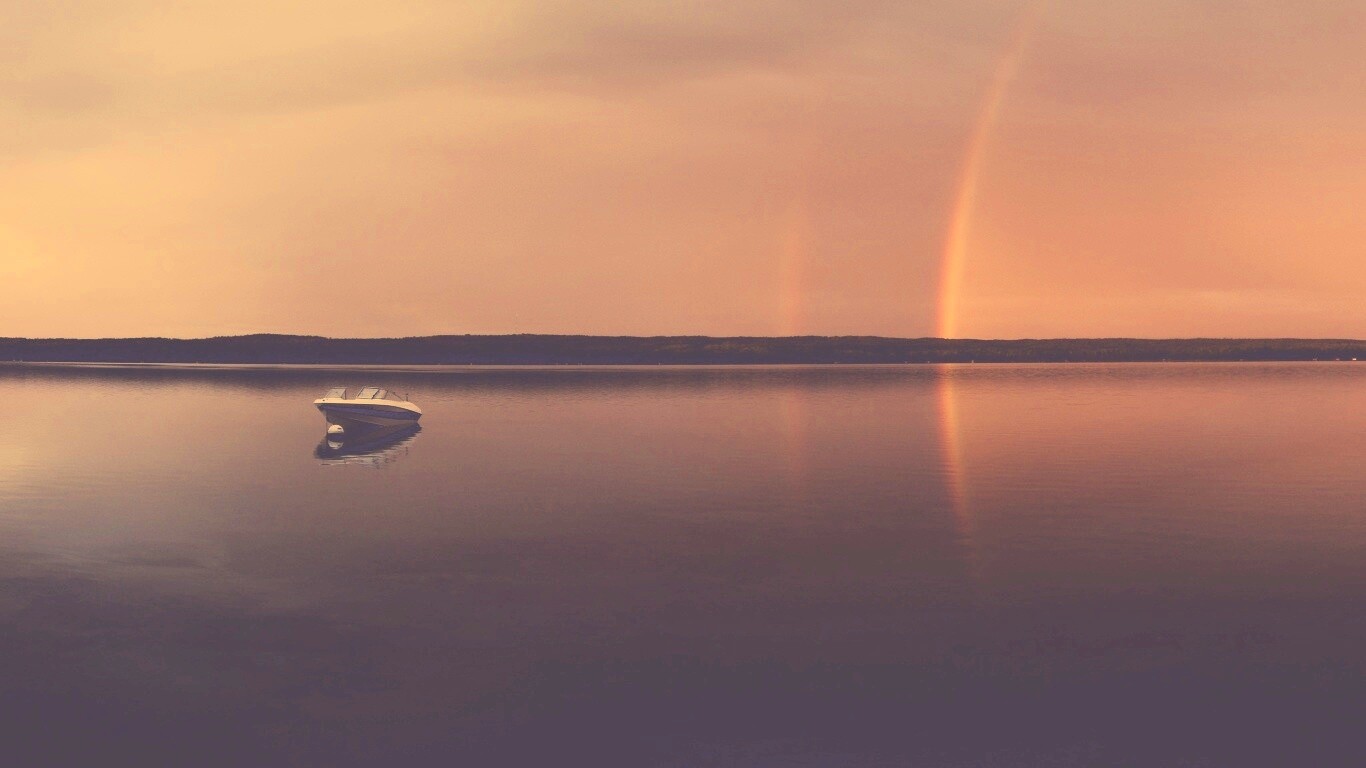 Катер на озере обои
