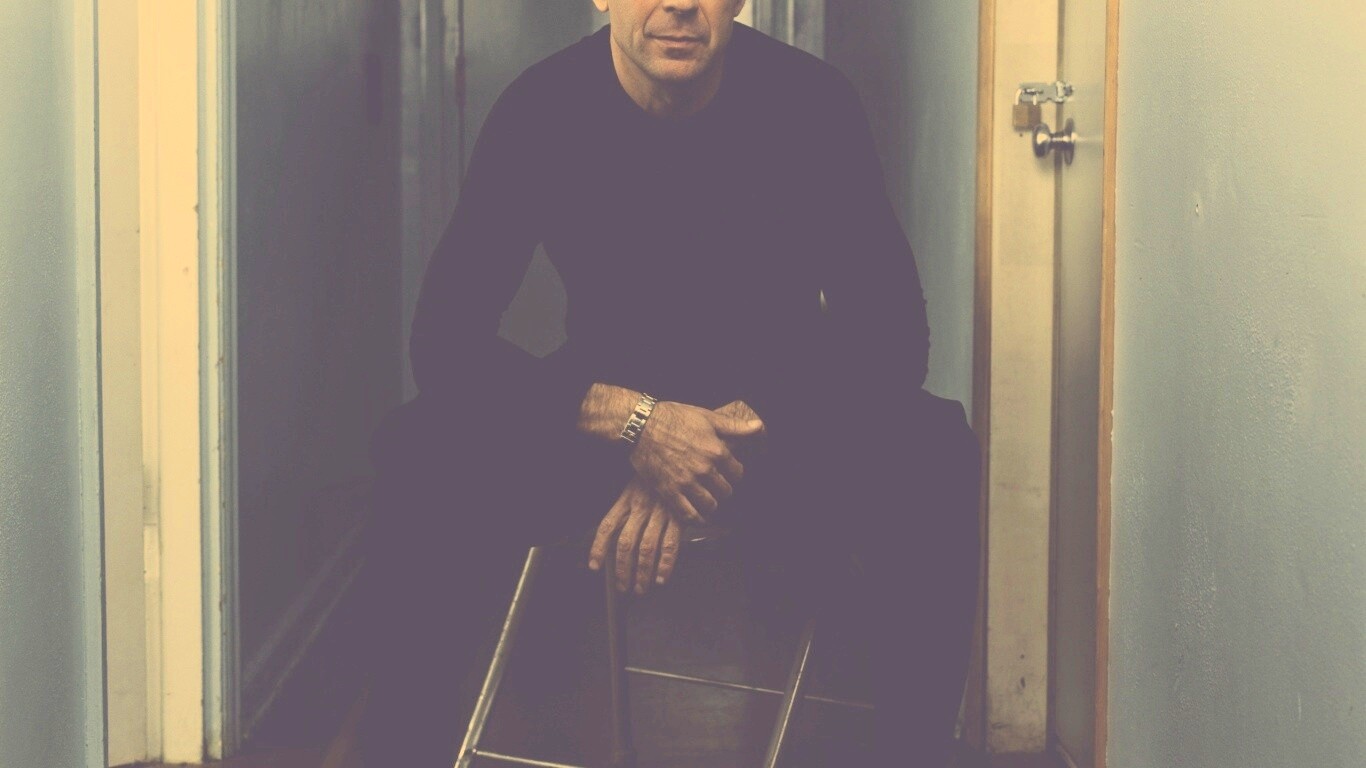 Брюс Уиллис на раскладном стуле обои