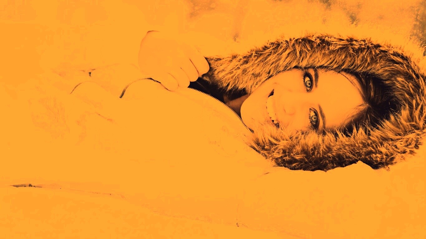 Девушка в снегу обои