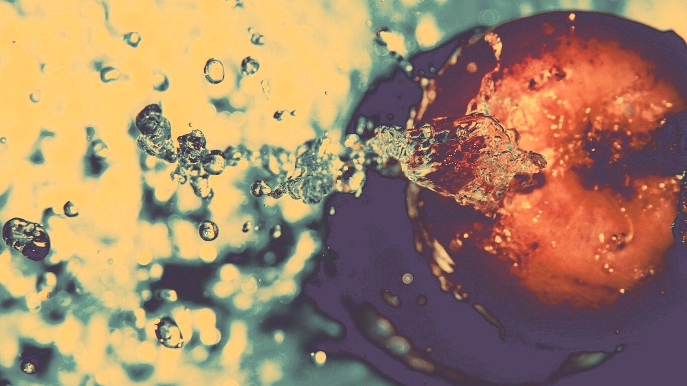 Брызги на яблоке обои