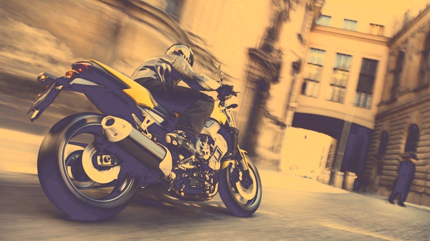 Ямаха и наездник на улицах города обои