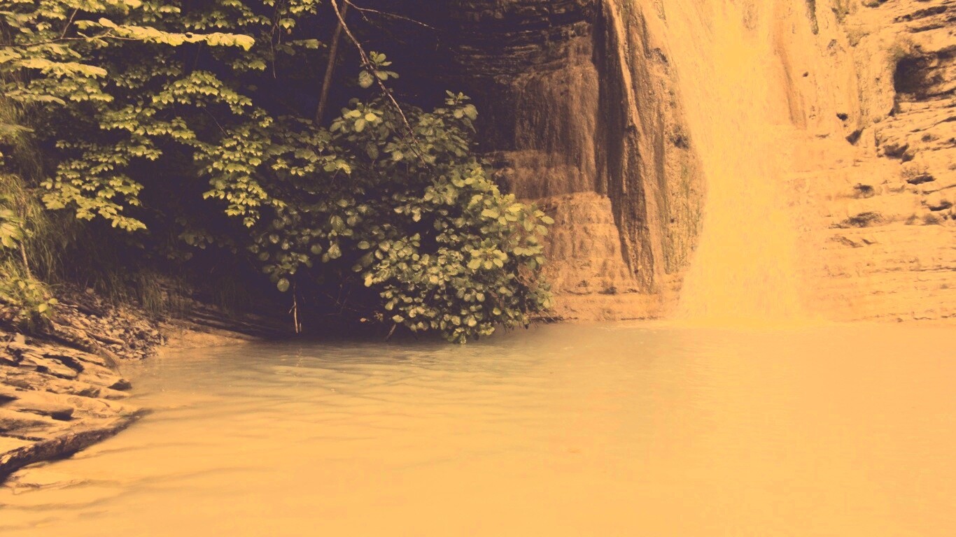 У водопада обои