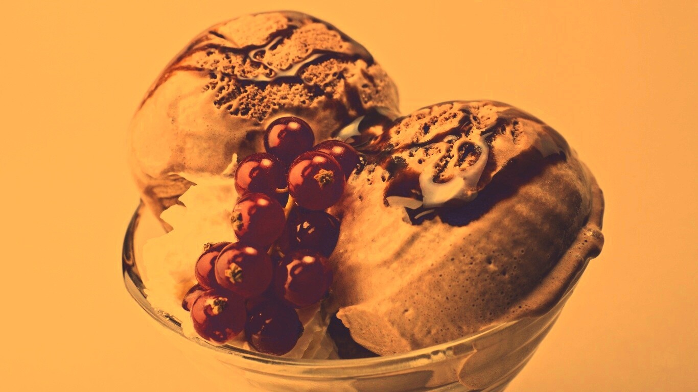 Шоколадное мороженое со смородинкой обои