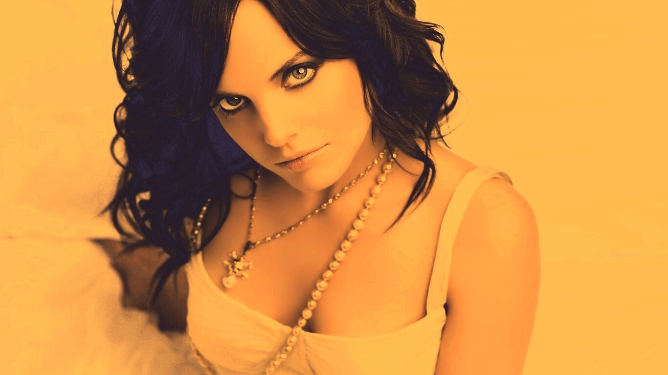 Брюнеточка с желанием в глазах обои