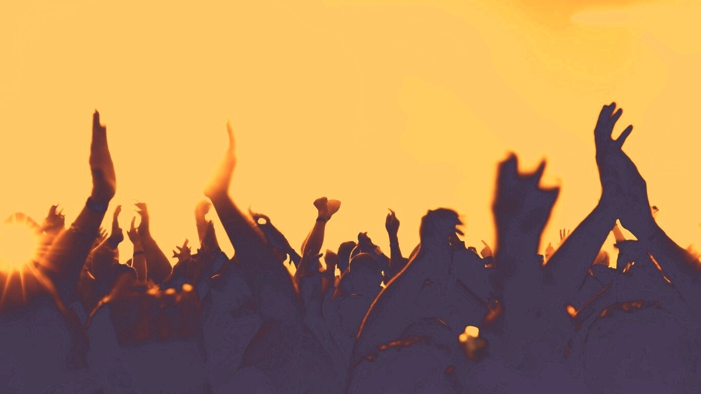 Руки людей на концерте обои