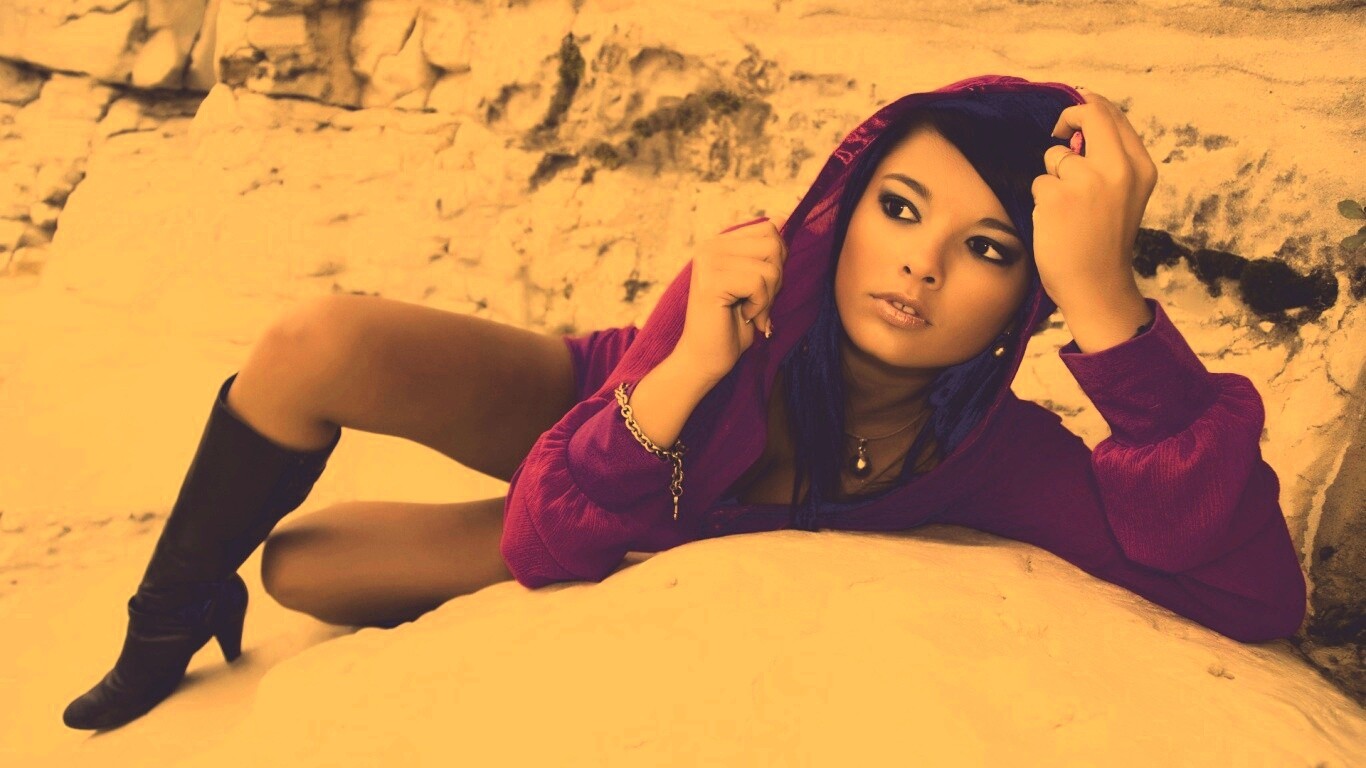 Девушка в розовой накидке обои