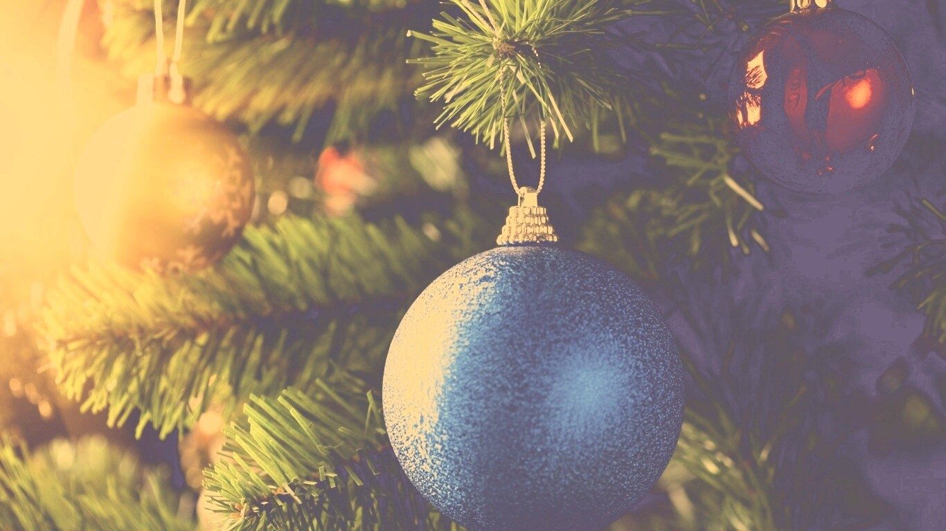 Шары на ёлке обои