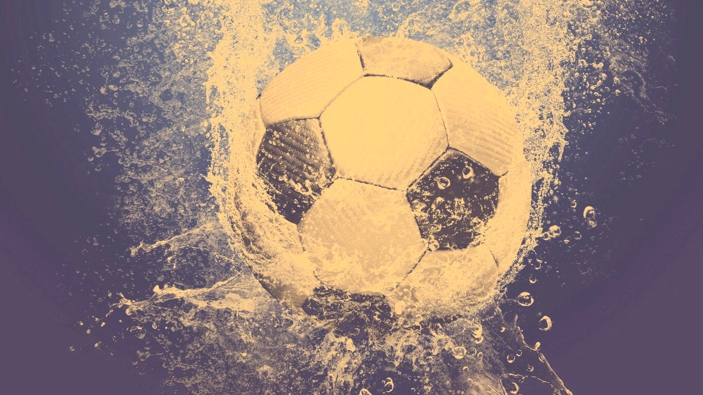 Футбольный мяч в воде обои