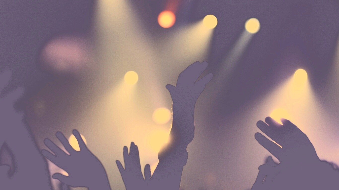 Руки людей на концерте обои