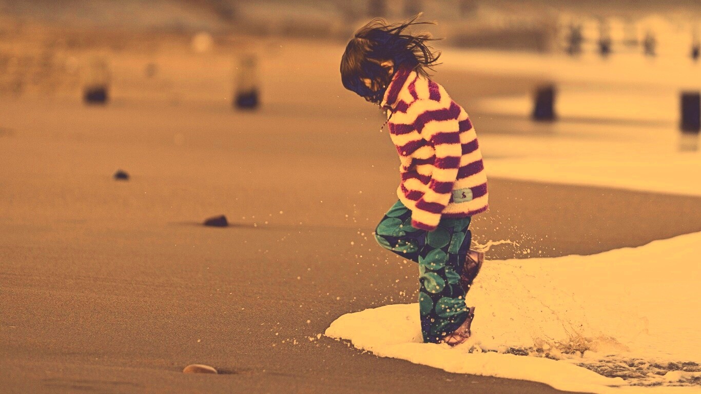 Ребенок и волна обои