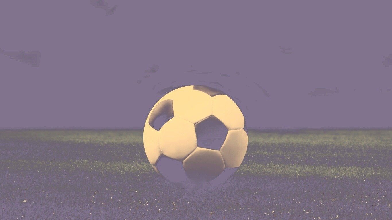 Футбольный мяч на темном поле обои