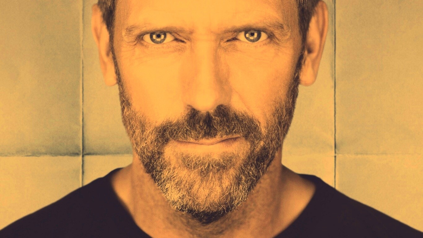 Доктор Хаус в футболке со змеями на трости обои