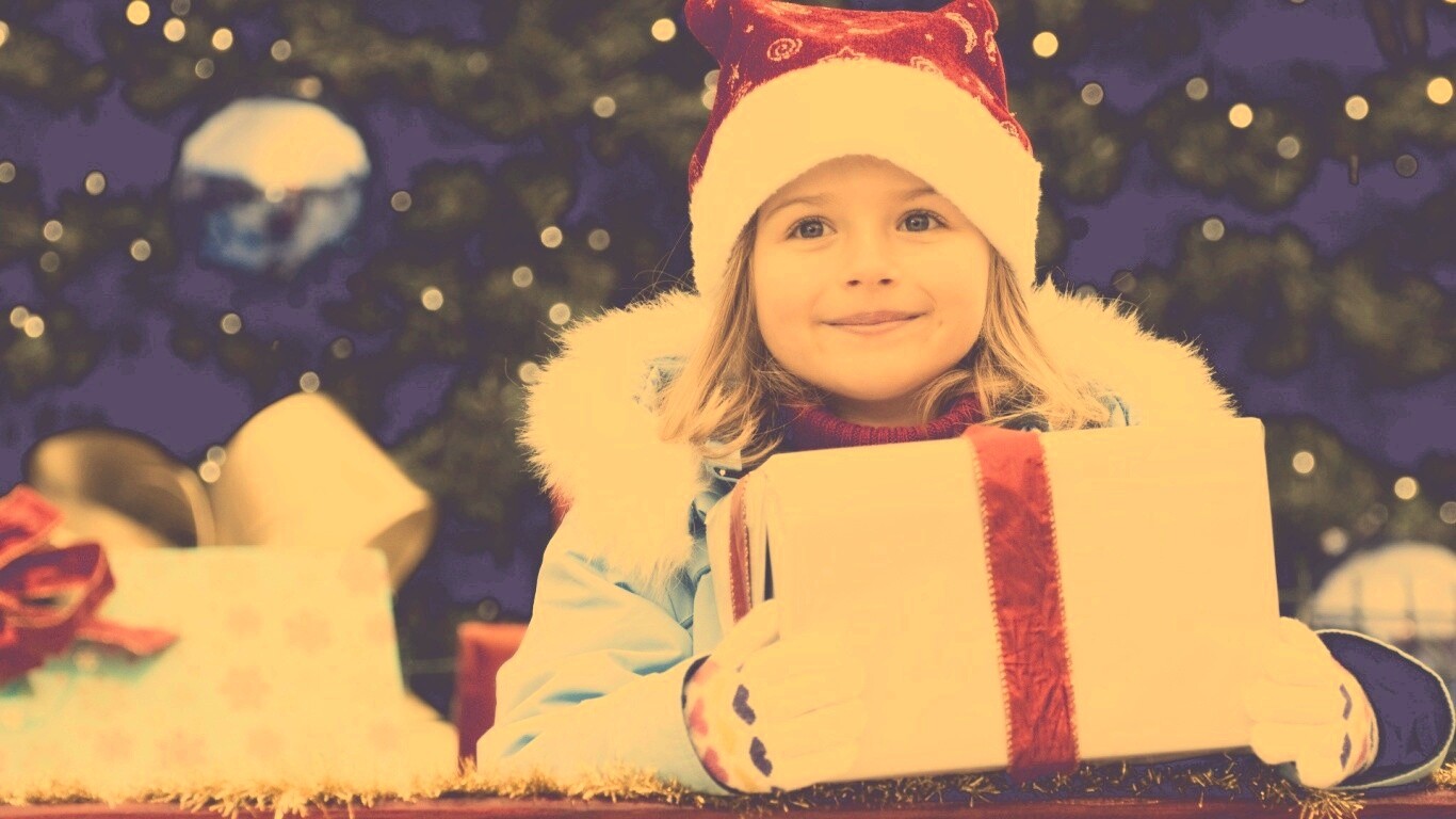 Ребенок с подарком обои