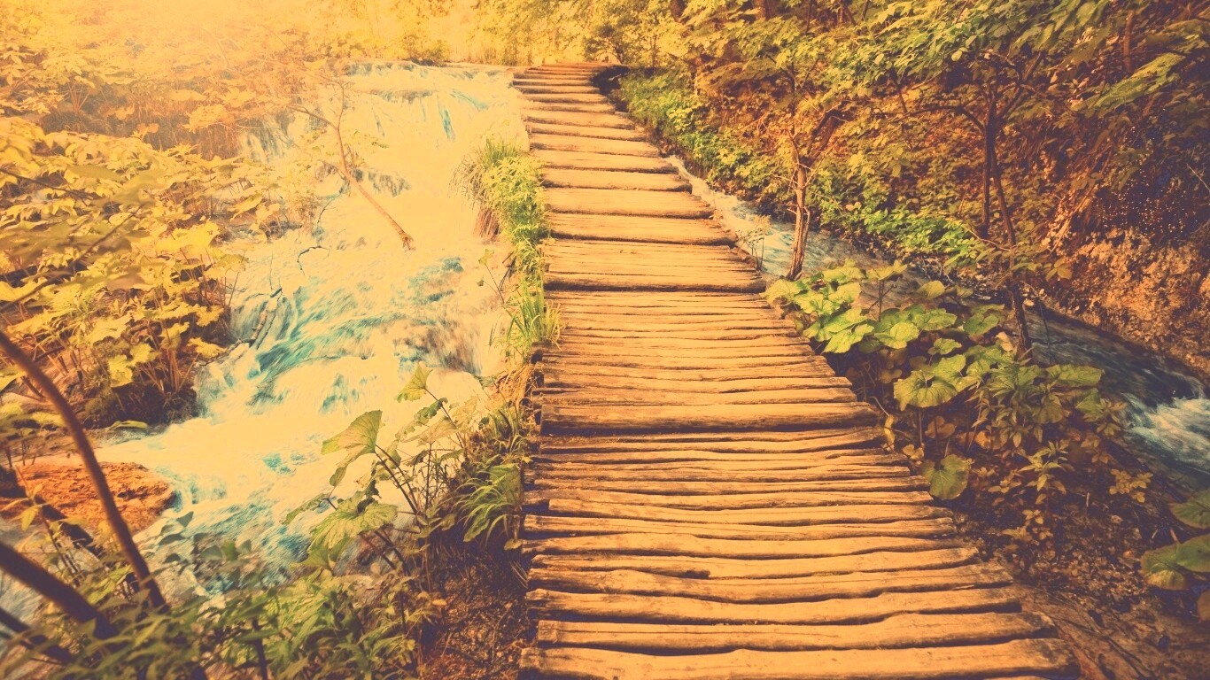 Деревянная дорожка над ручьем обои