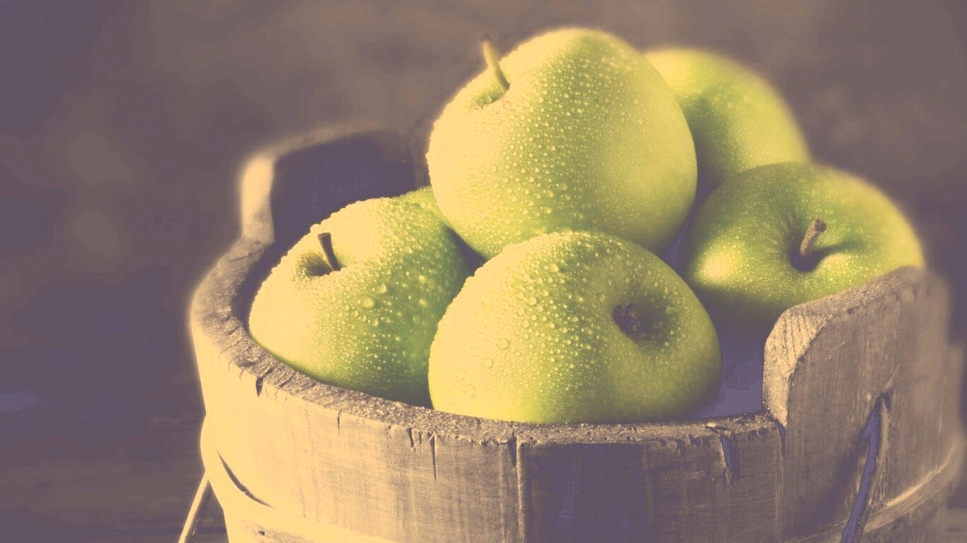 Ведро зеленых яблок обои