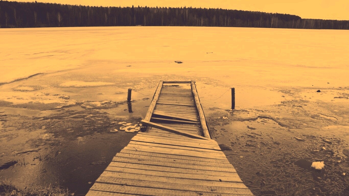 Пирс на замерзшем озере обои
