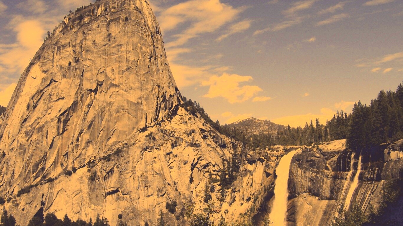 Скалы и водопад обои