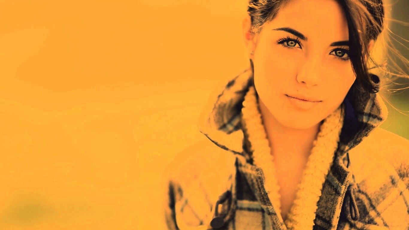 Красивая молодая девушка обои