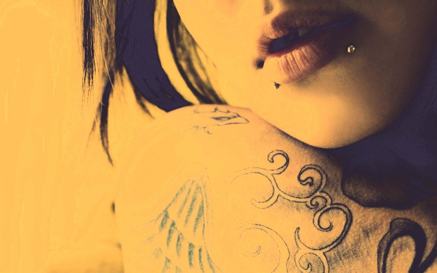 Плечо с татуировкой обои