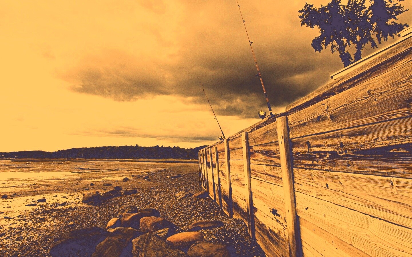 Отлив у деревянной набережной обои