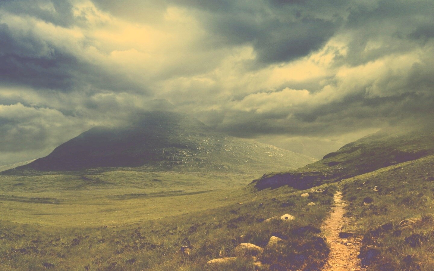 Тропинка средь холмов обои