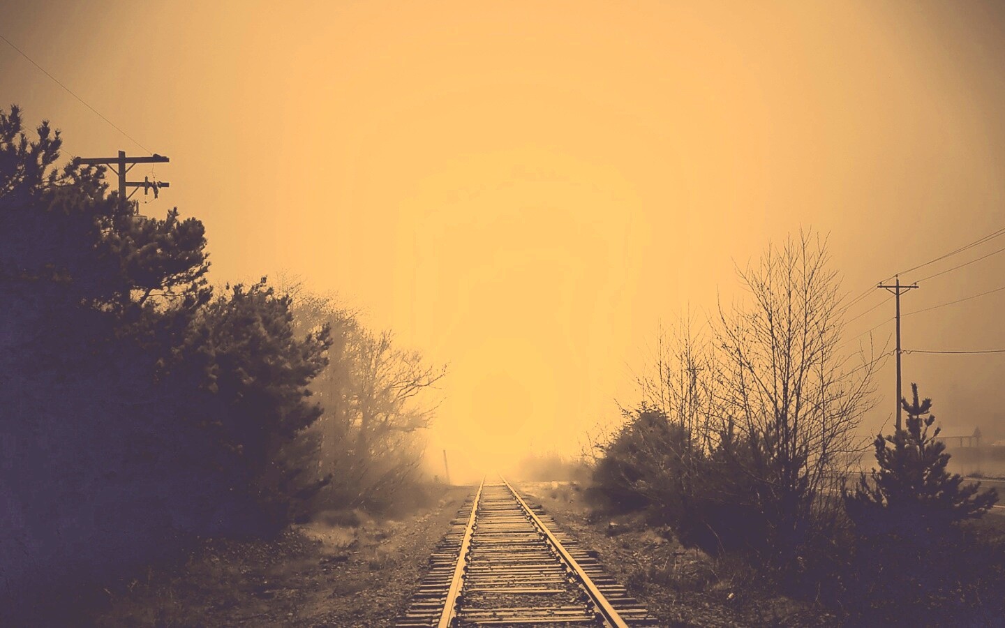 Железная дорога уходит в туман обои
