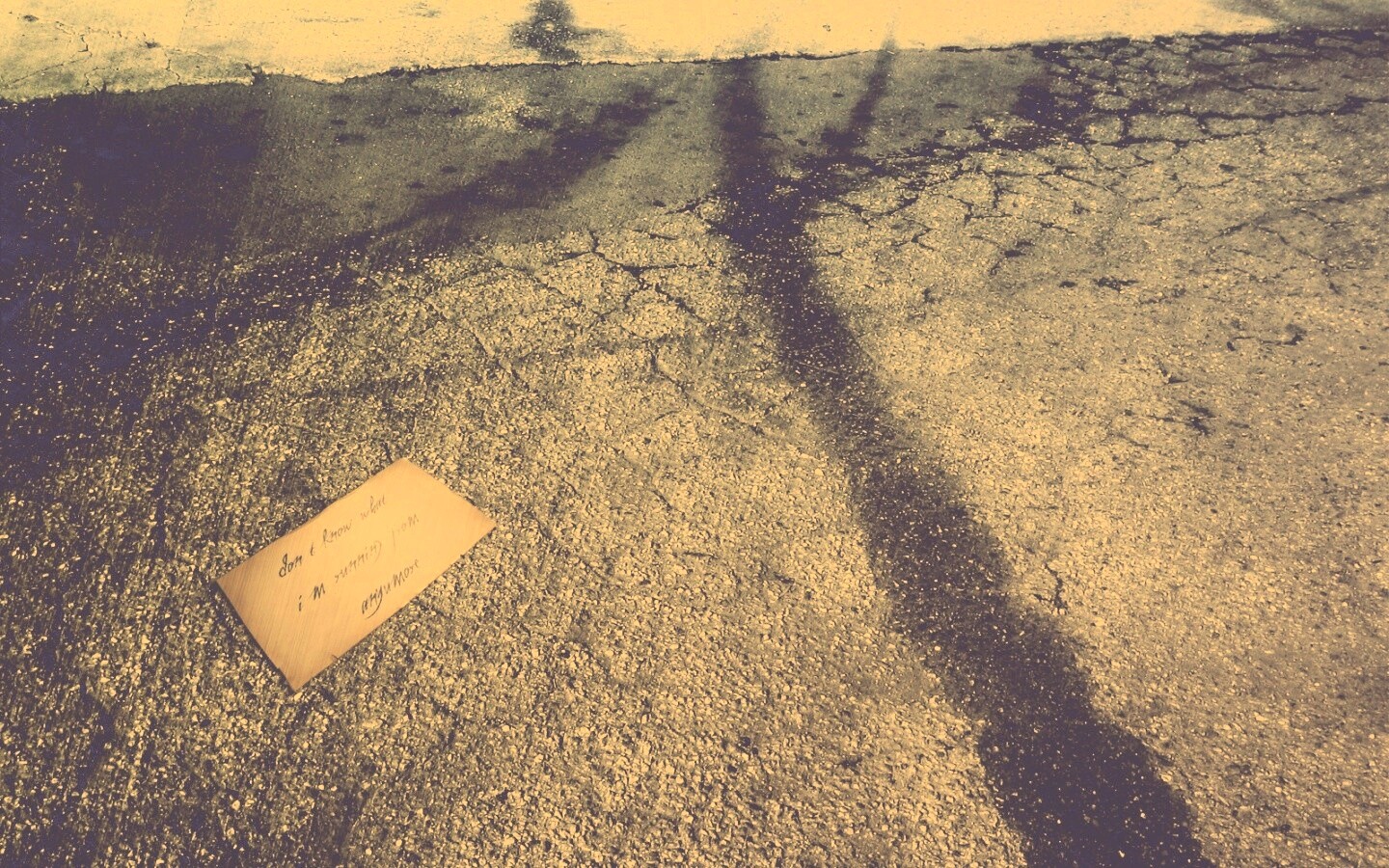 Записка на асфальте обои