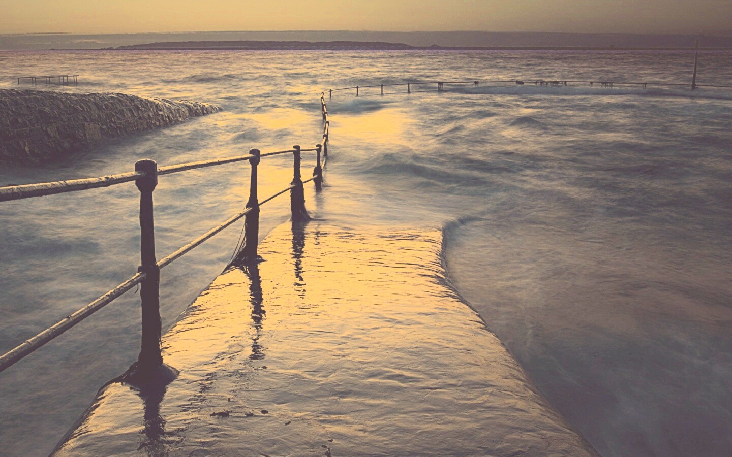 Пирс уходящий в море обои