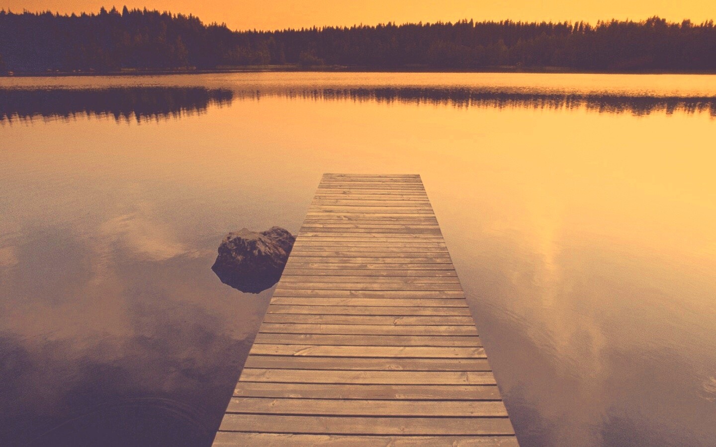 Деревянный пирс на озере обои