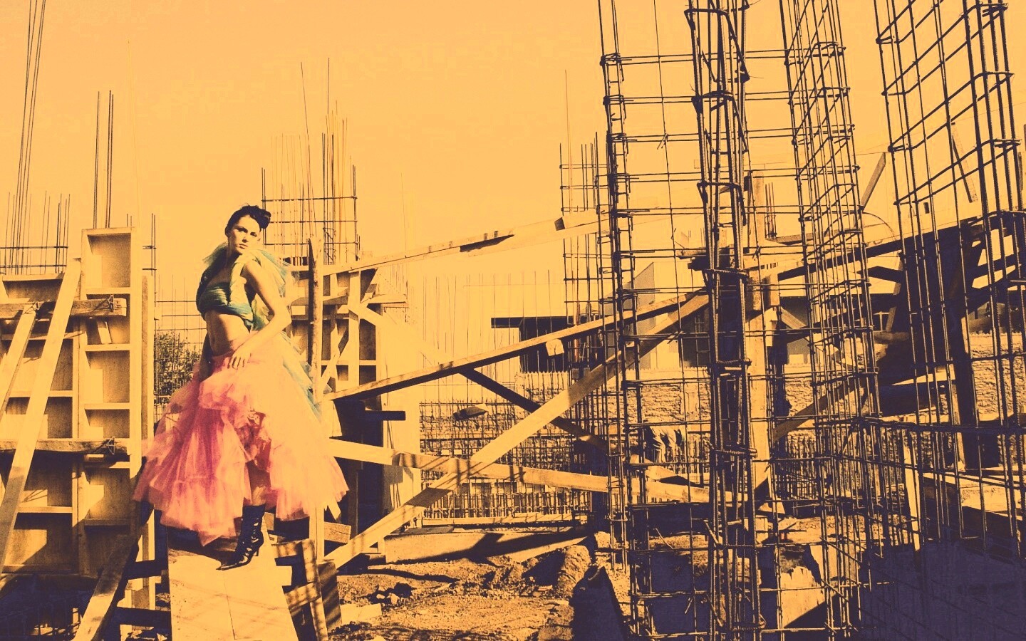 Девушка на стройке обои