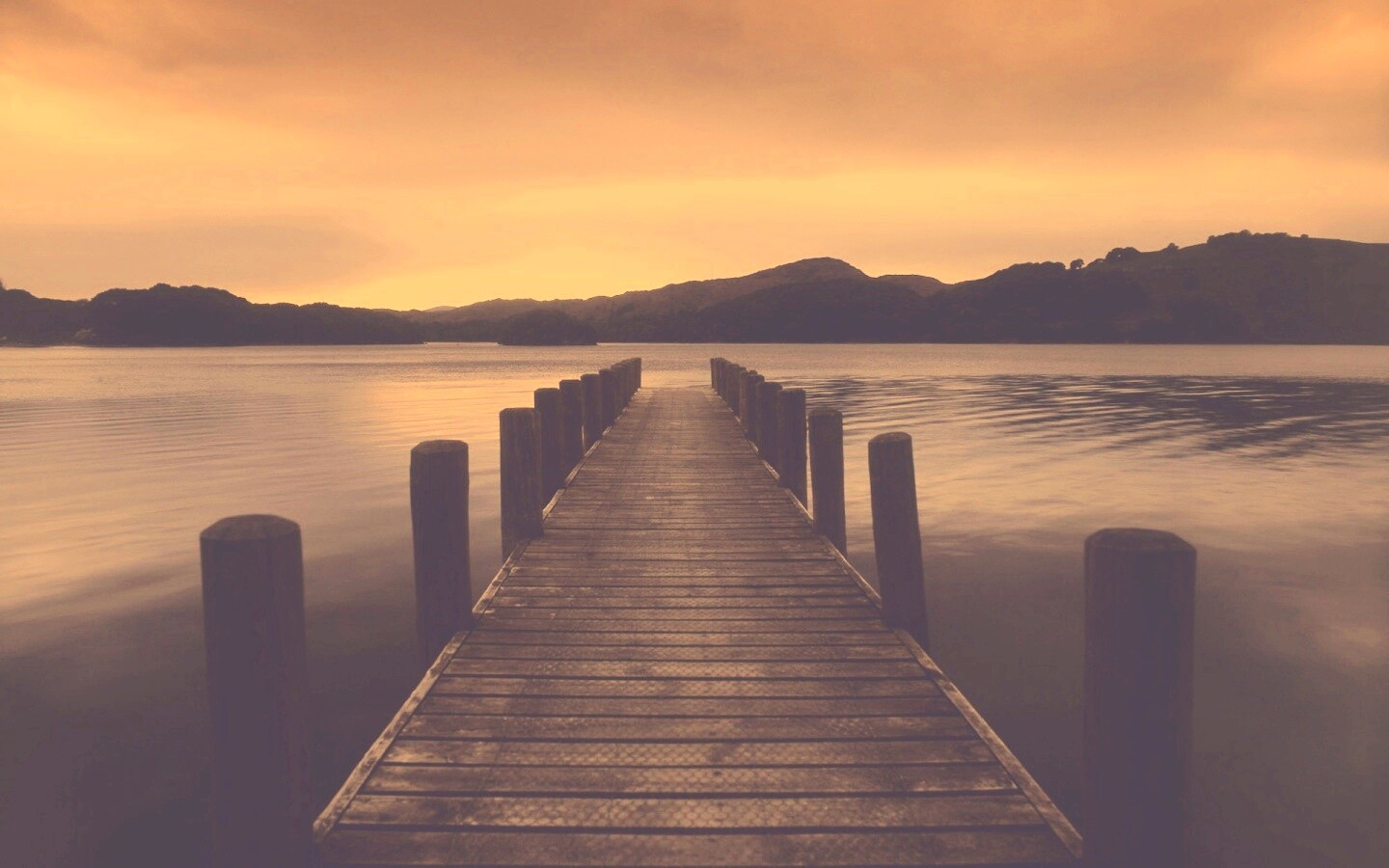 Деревянный причал на озере обои