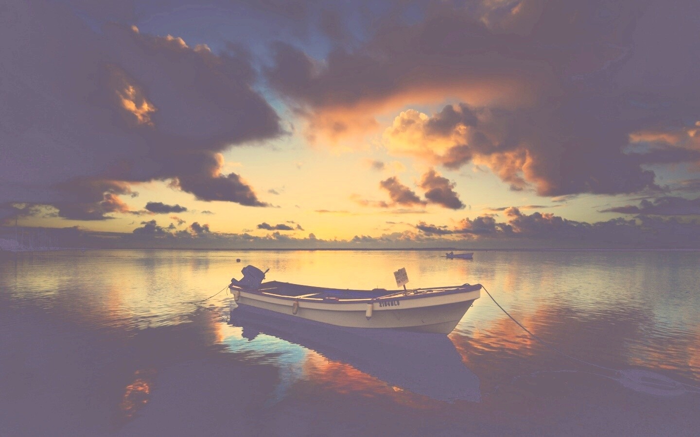 Тучи над озером обои