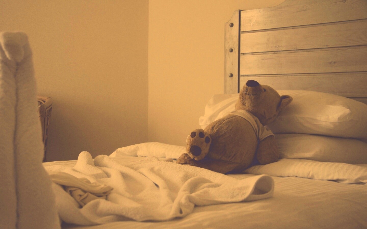 Медвежонок в постели обои