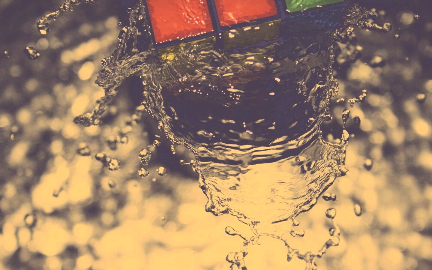 Кубик рубика в воде обои