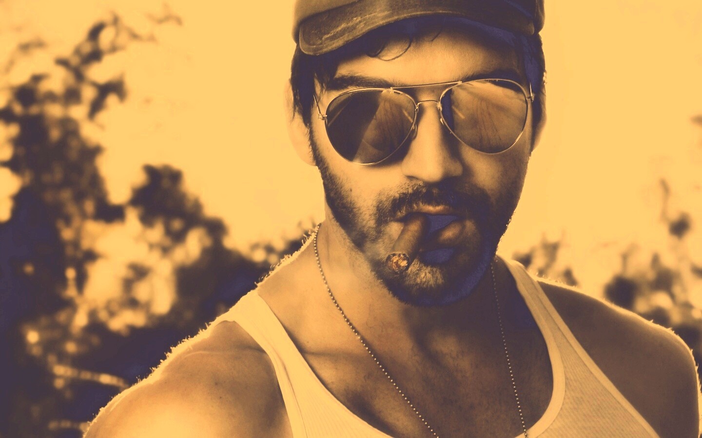 Суровый парень с сигарой обои