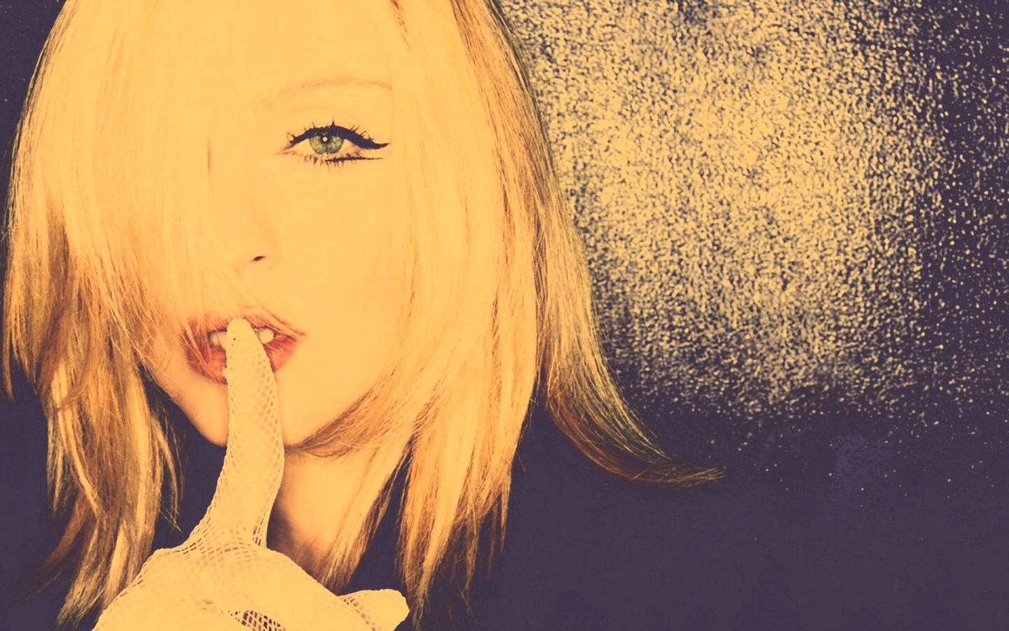 Мадонна прикладывает палец к губам обои