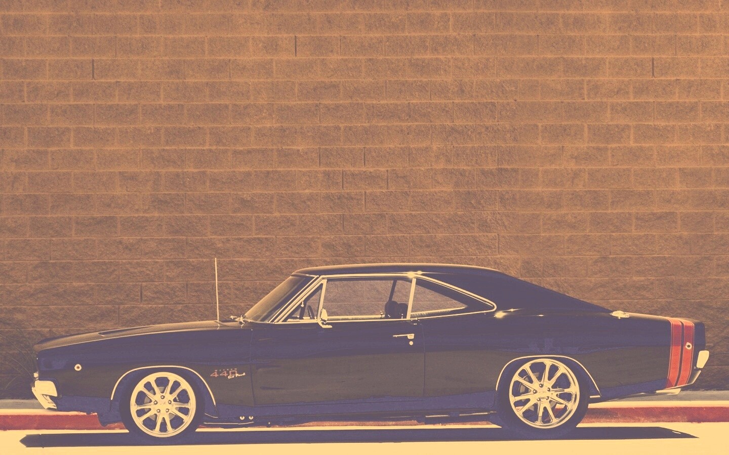 Черный Додж у стены обои