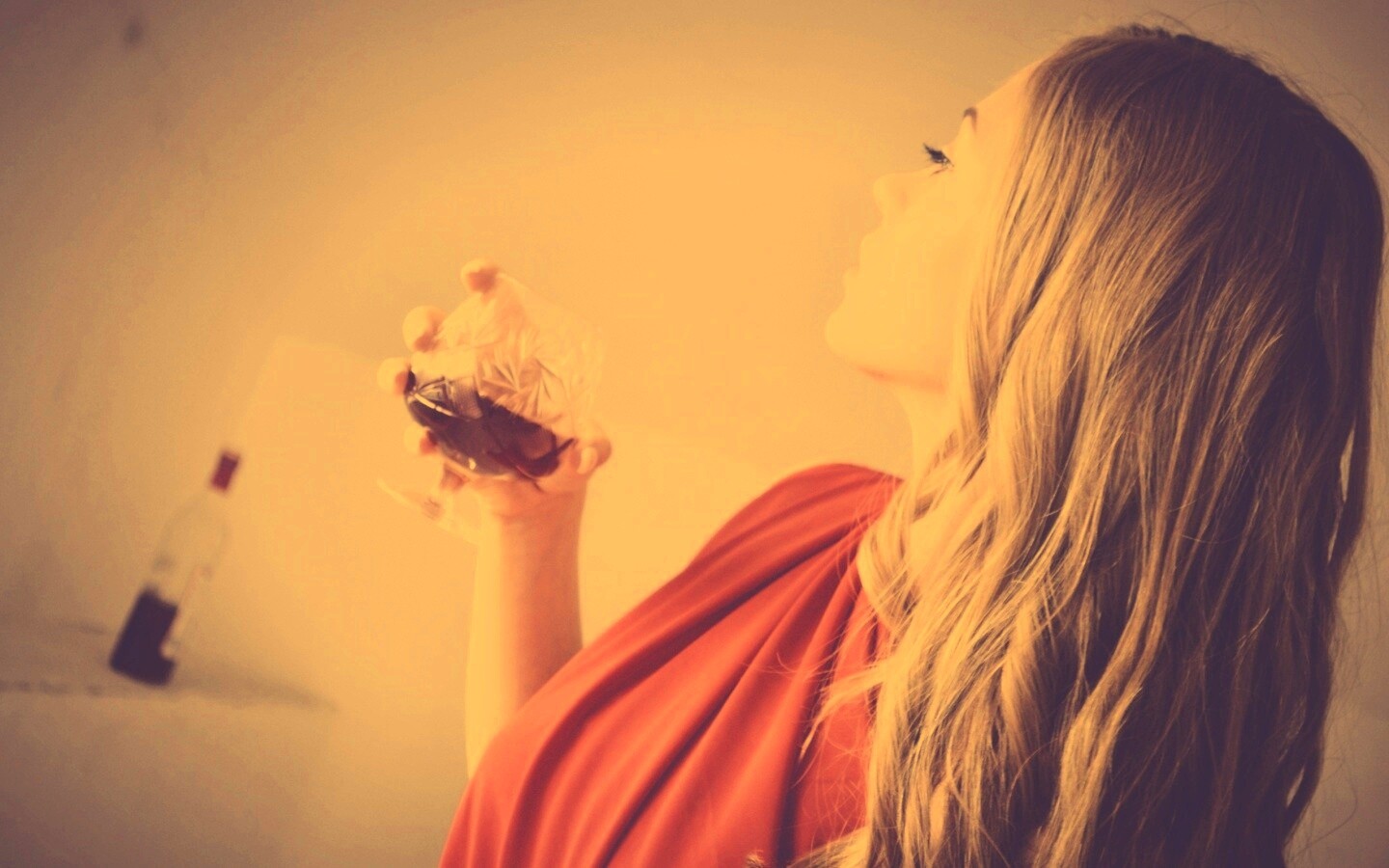 Девушка с бокалом обои