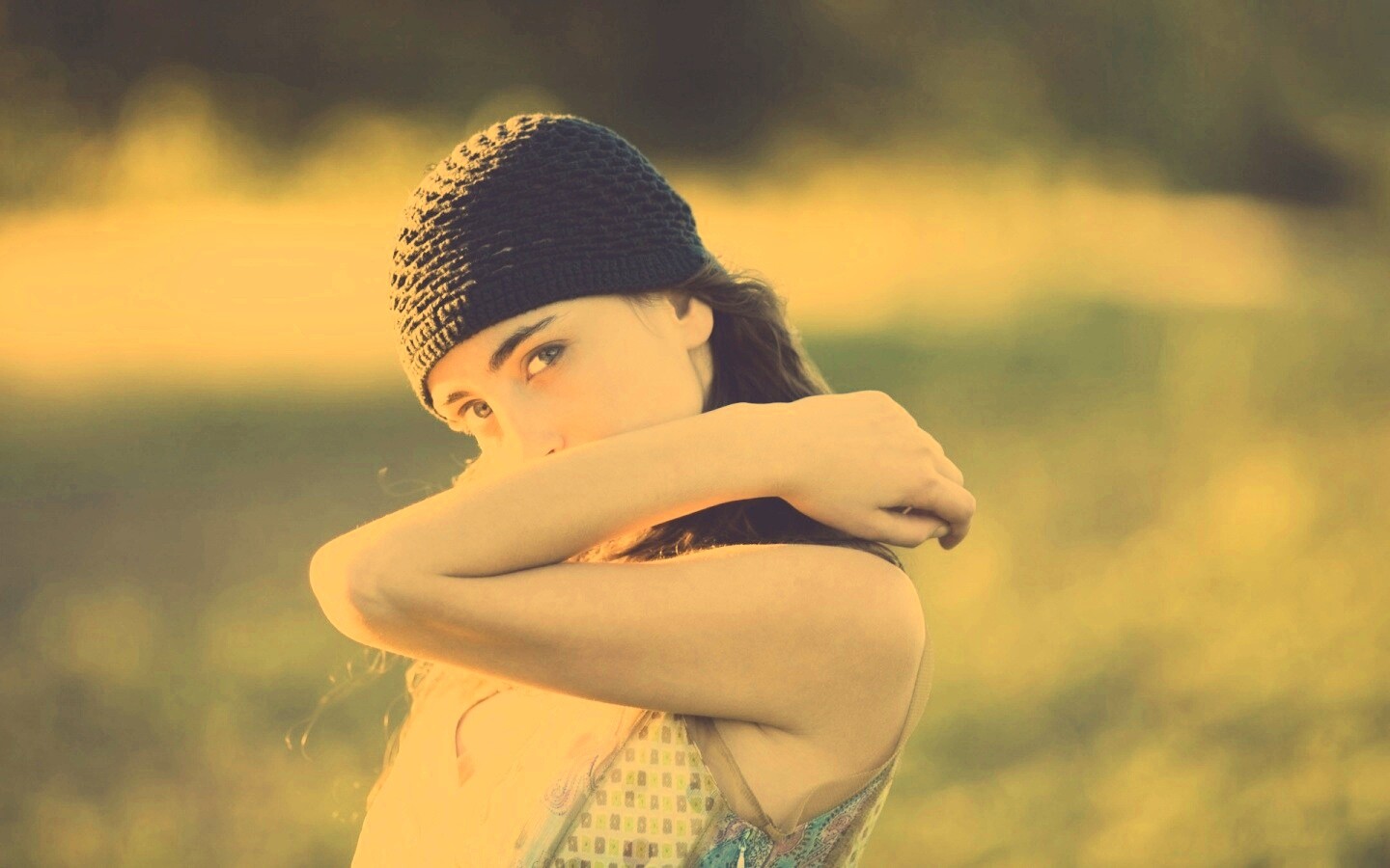 Спрятавшись за сгибом руки обои