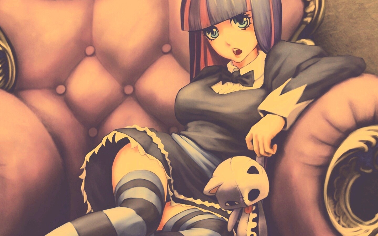 Девочка с куклой котенка обои