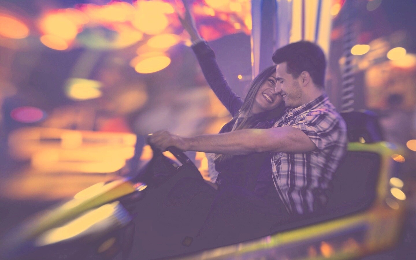 Счастливая пара на аттракционах обои