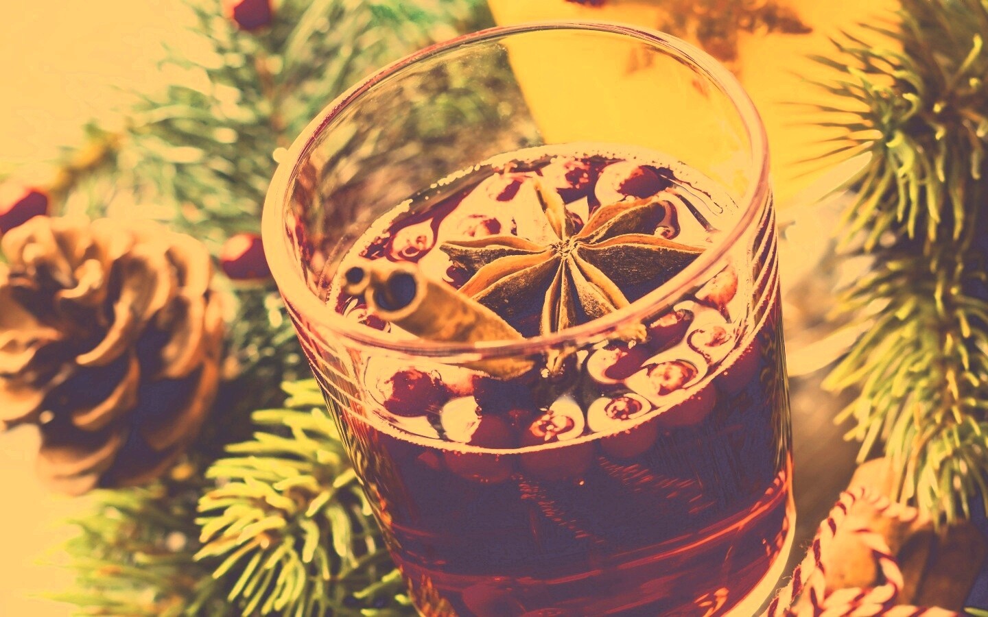 Глинтвейн с палочкой корицы обои