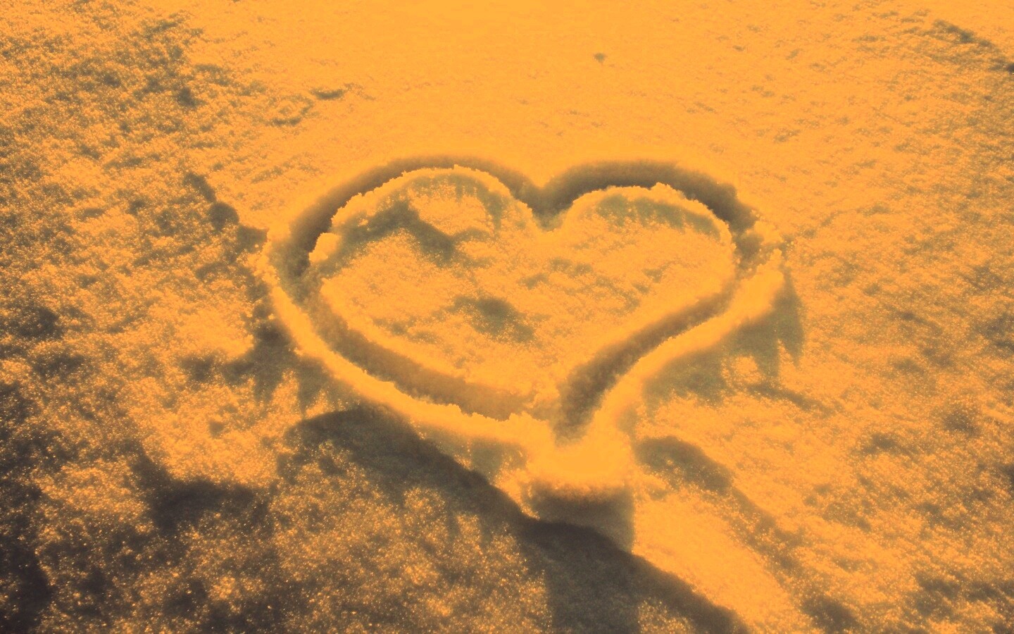 Сердечко на снегу обои