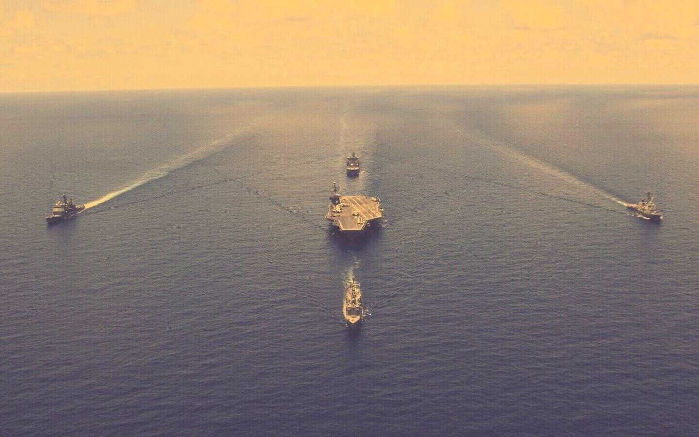 Авианосец с эскортом обои