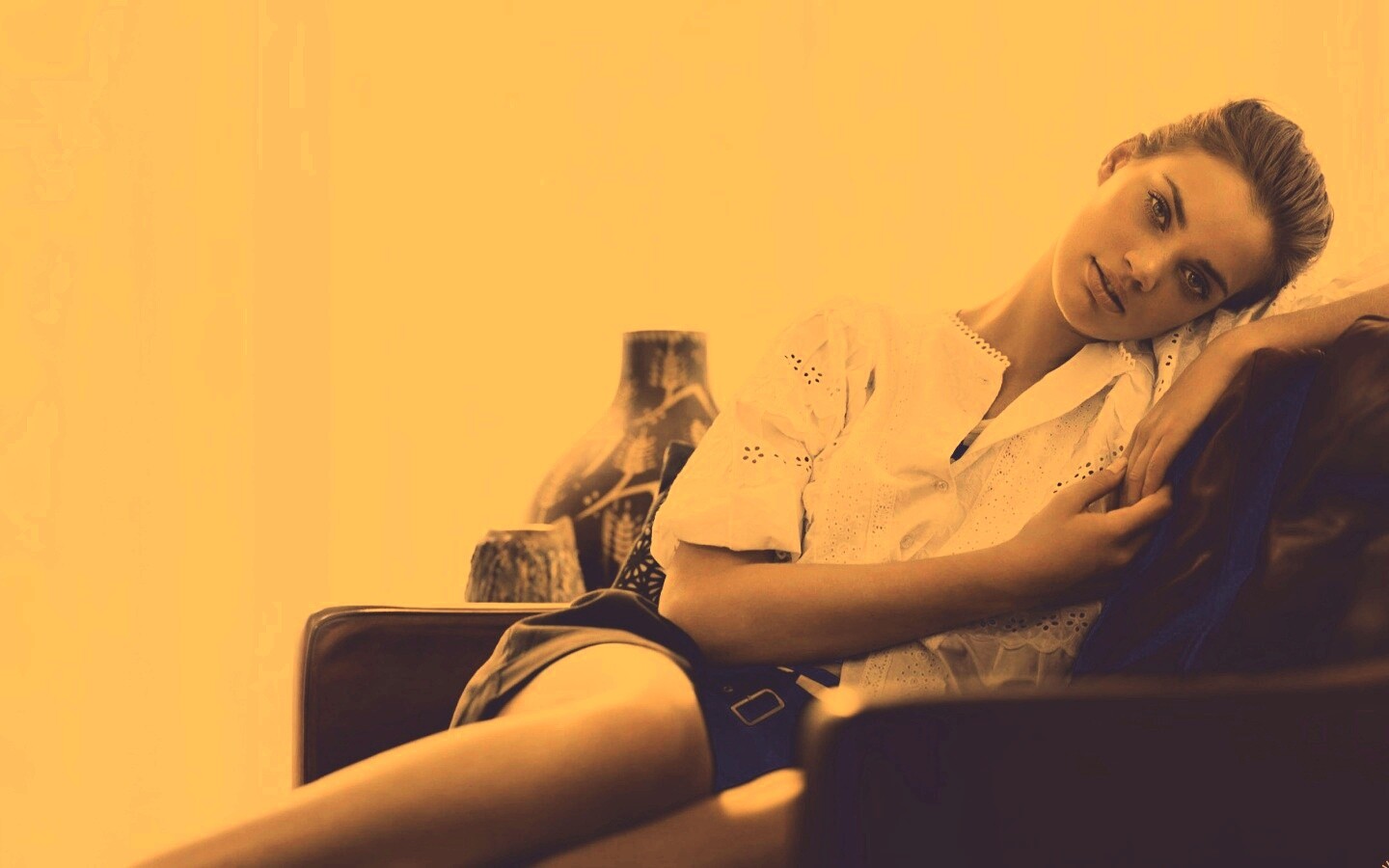 Девушка на диване обои