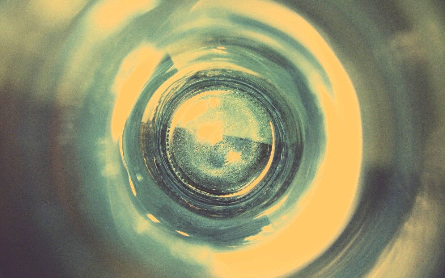 Дно стеклянной бутылки обои