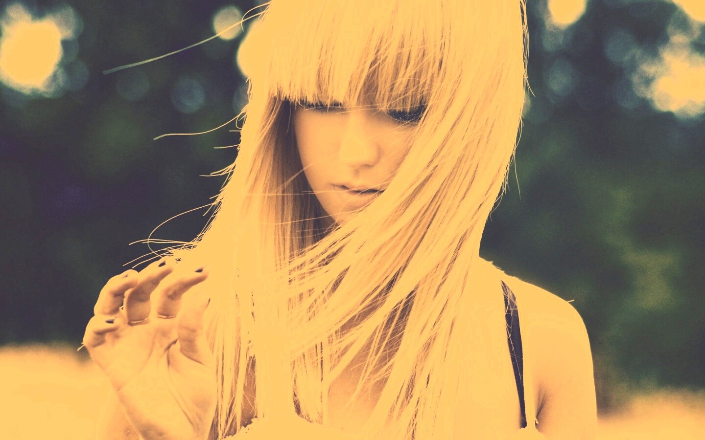 Красивая блондинка с ромашкой обои