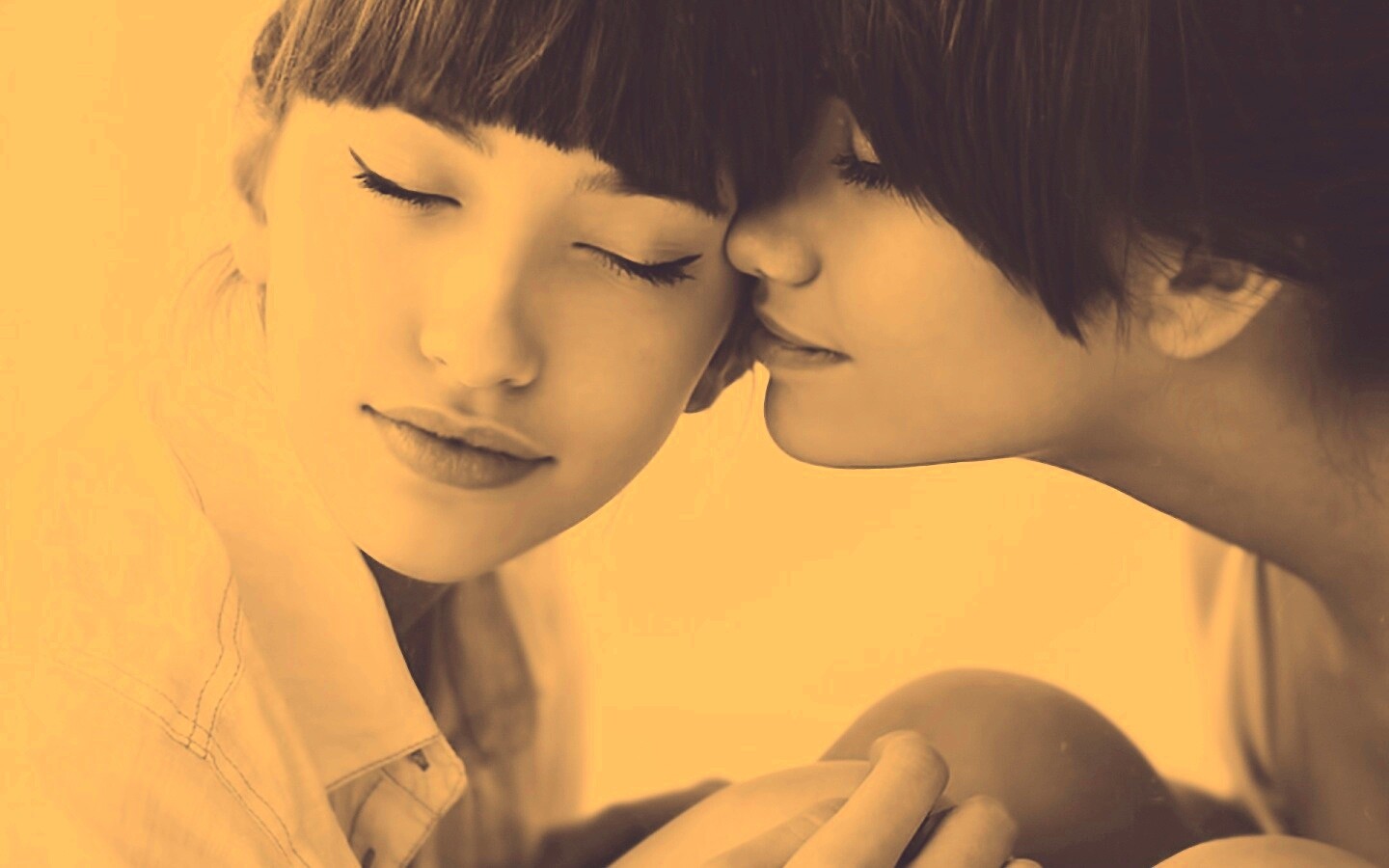 Две очень красивые девушки обои