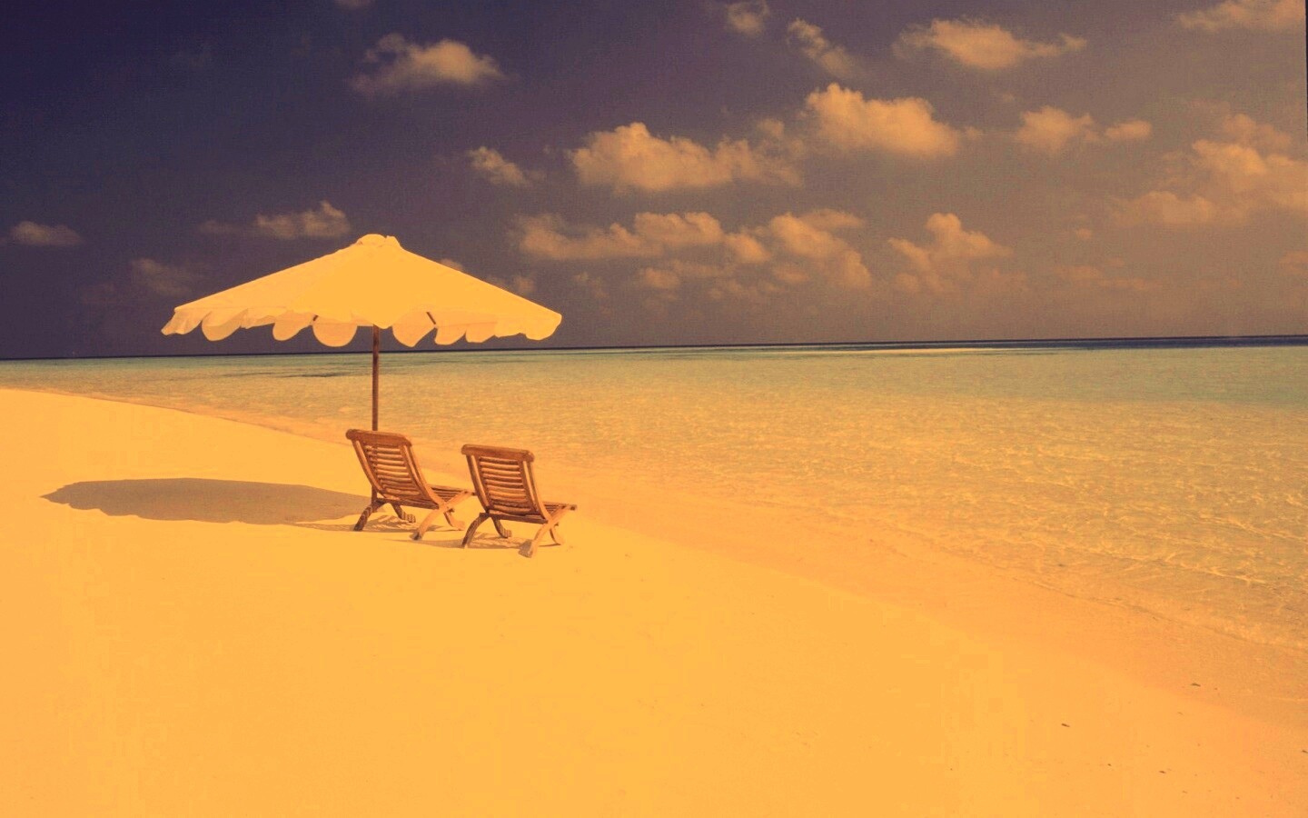 Песчаный пляж с двумя жезлонгами обои