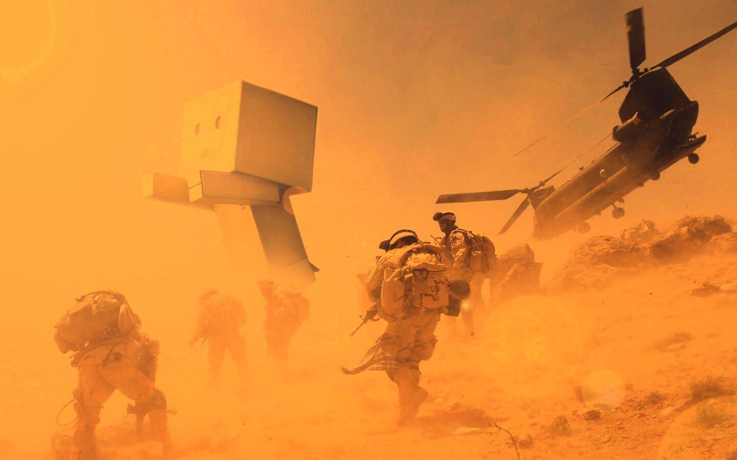 Картонный человек среди солдат обои